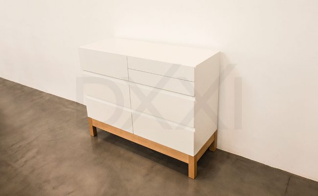 Cómoda laqueada con base de madera maciza modelo Nina