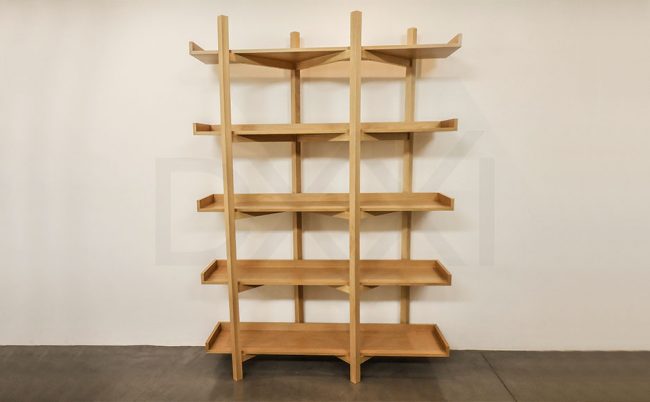 Estantería de madera maciza y enchapada en Guatambu modelo Zeta