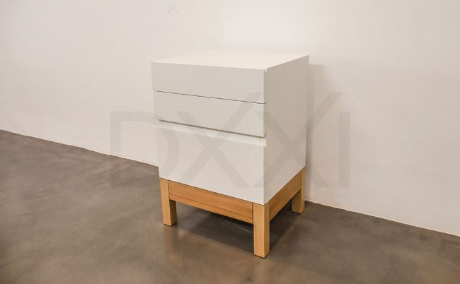 Mesa de luz de madera Guatambu macizo y MDF laqueado modelo Nina