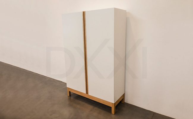 Ropero de MDF laqueado con base de madera maciza modelo Nina