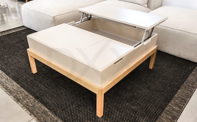 Mesa ratona Martini cuadrada de madera. Tapa levadiza con sistema de bisagras con resorte. Estructura de apoyo de madera maciza