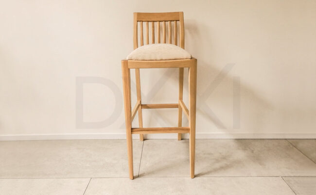 Banqueta de madera maciza Guatambu modelo Olsen respaldo de madera - DXXI Fábrica de muebles a medida