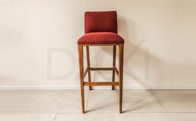 Banqueta, taburete de madera maciza Guatambu con lustre poliuretánico y tapizado rojo con cincha, modelo Olsen Vestida