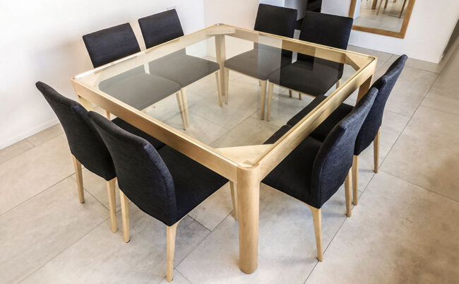 Mesa de madera maciza Guatambu con lustre polirutánico y vidrio de 19mm modelo Óculo. Fábrica y showroom ubicada en Caballito.