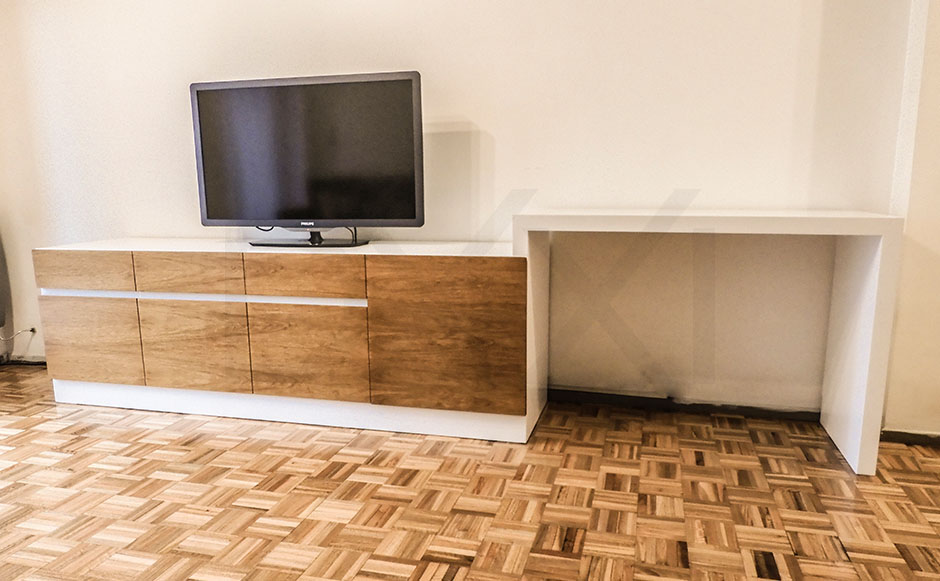 Mueble para TV y escritorio a medida de MDF laqueado y madera. DXXI Fábrica de muebles a medida