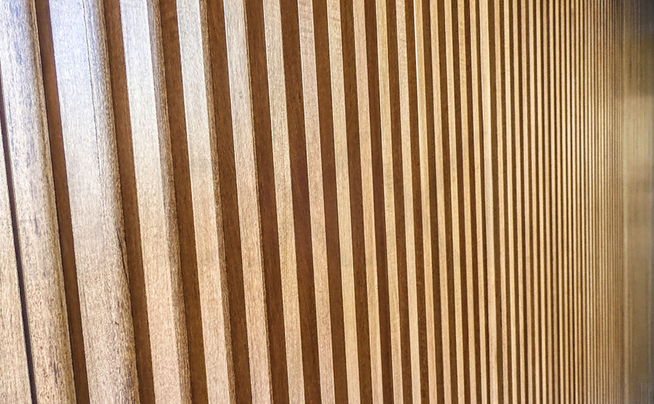 Panel alistonado de madera enchapada en Guatambu con lustre poliuretánico fabricado a medida. DXXI Fábrica de muebles a medida