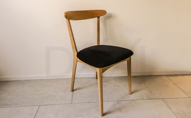 Silla de madera Guatambu con respaldo de madera maciza modelo Moss - DXXI fábirca de sillas