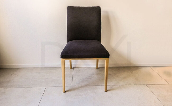 Silla de Guatambu macizo tapizada modelo Olsen vestida - DXXI Fábrica de muebles contemporáneos y a medida