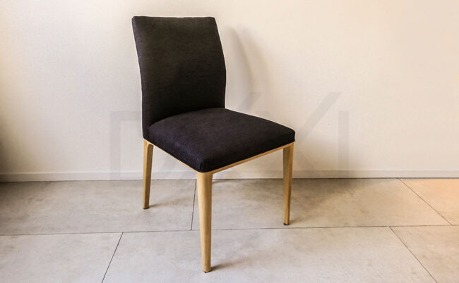 Silla de Guatambu macizo tapizada modelo Olsen vestida - DXXI Fábrica de muebles contemporáneos y a medida