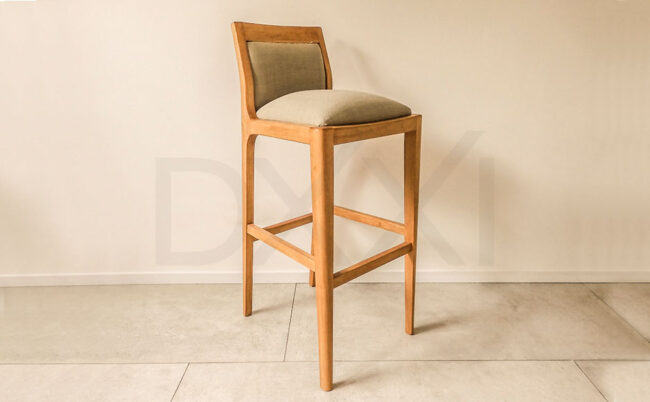 Banqueta de madera maciza Guatambu modelo Olsen respaldo Tapizado - DXXI Fábrica de banquetas