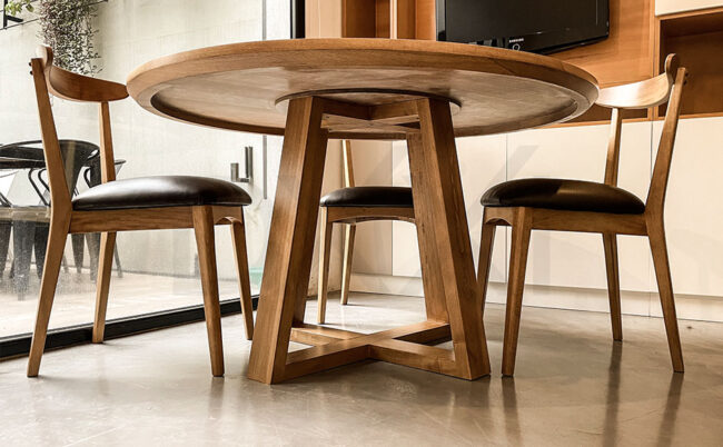 Mesa de comedor redonda de madera maciza Lunar con tapa de madera. DXXI Fábrica de mesas a medida.
