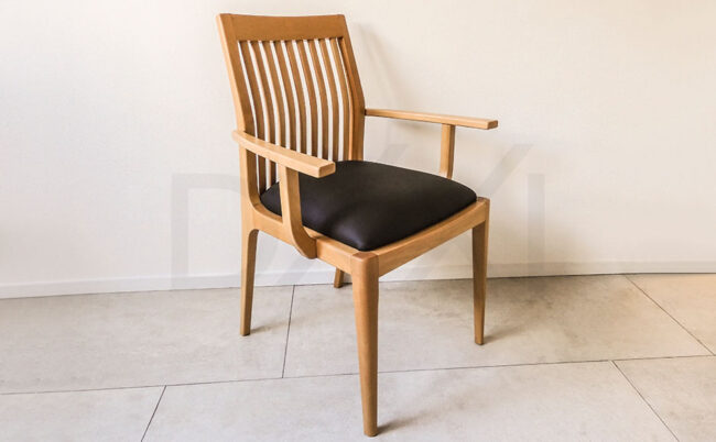 Silla Olsen con respaldo de madera y apoyabrazos. DXXI Fábrica de sillas de madera