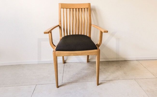 Silla Olsen con respaldo de madera y apoyabrazos. DXXI Fábrica de sillas de madera