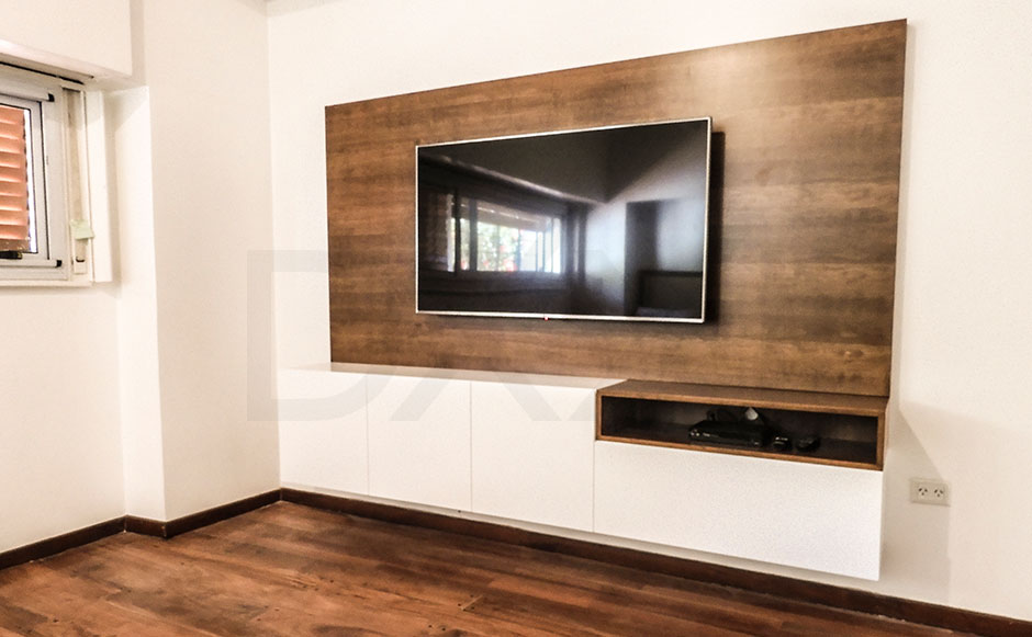 Mueble para TV a medida laqueado con panel en madera oscura. DXXI Fábrica de muebles a medida.