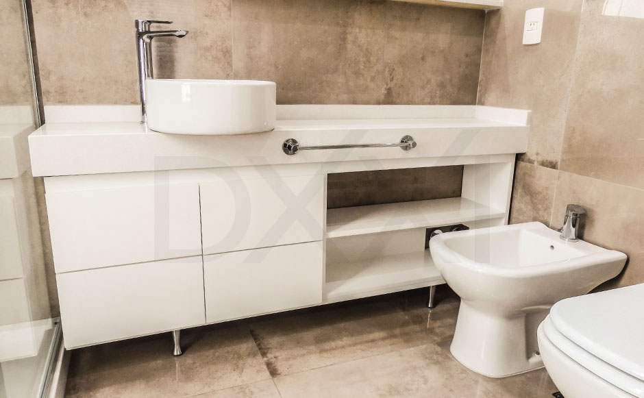 Mueble bajo vanitory laqueado blanco brillante con patas de aluminio. DXXI - Fábrica de muebles a medida.
