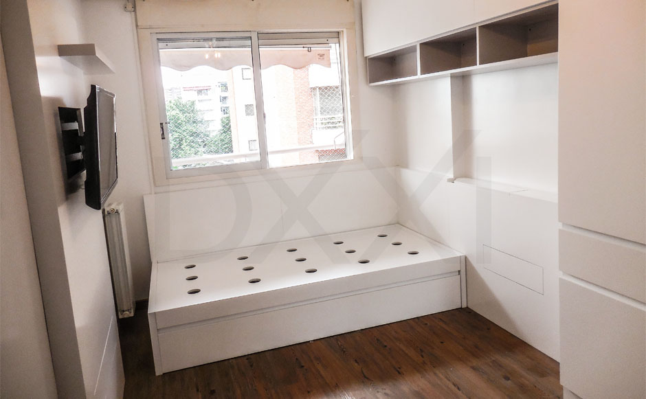 Dormitorio laqueado a medida en Villa Urquiza. DXXI Fábrica de muebles a medida.