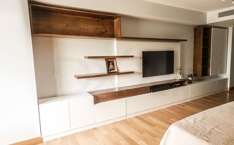 Mueble para TV en dormitorio laqueado y en madera Incienso. DXXI Fábrica de muebles contemporáneos.