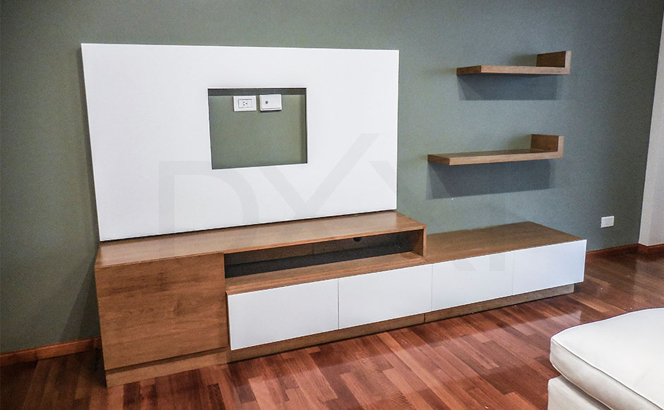 Mueble para TV a medida con panel y estantes. DXXI Fábrica de muebles contemporáneos