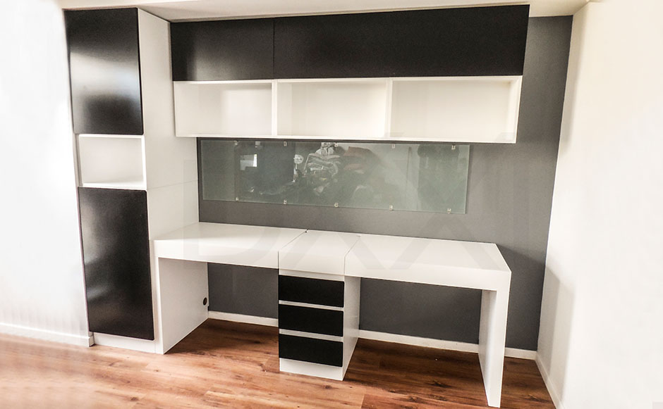 Escritorio laqueado blanco y negro a medida. DXXI Fábrica de muebles contemporáneos.