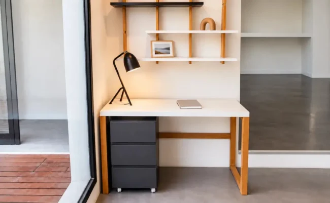 Estantería Net combinada con el escritorio Tesla de madera y MDF laqueado