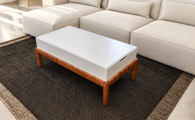 Mesa ratona Martini Rectangular con sillón beige – tapa cerrada